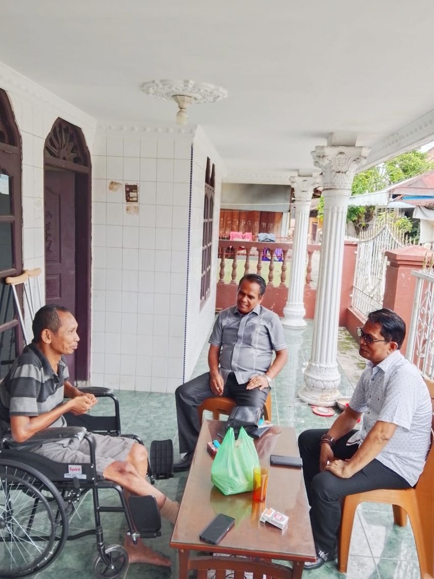 Solidaritas Sesama Tim, Ketua Tim Rumah Aspirasi Maruli Siahaan Besuk Anggota Relawan Palito Sedang Sakit