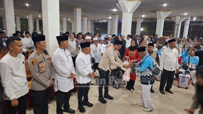 Tangis Haru Iringi Keberangkatan 147 Jemaah Haji Labusel Menuju Tanah Suci