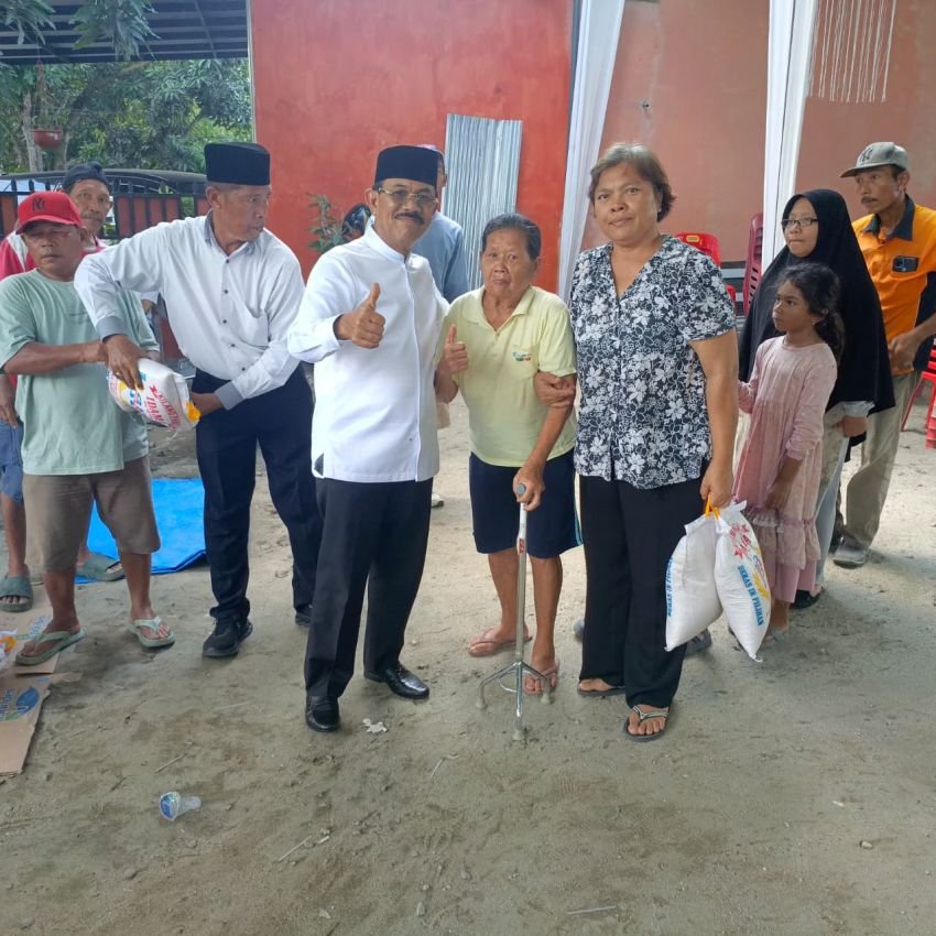 Stafsus Menkopulhukam H.Janmat Sembiring Bagikan Daging Kurban, Sembako dan Tali asih