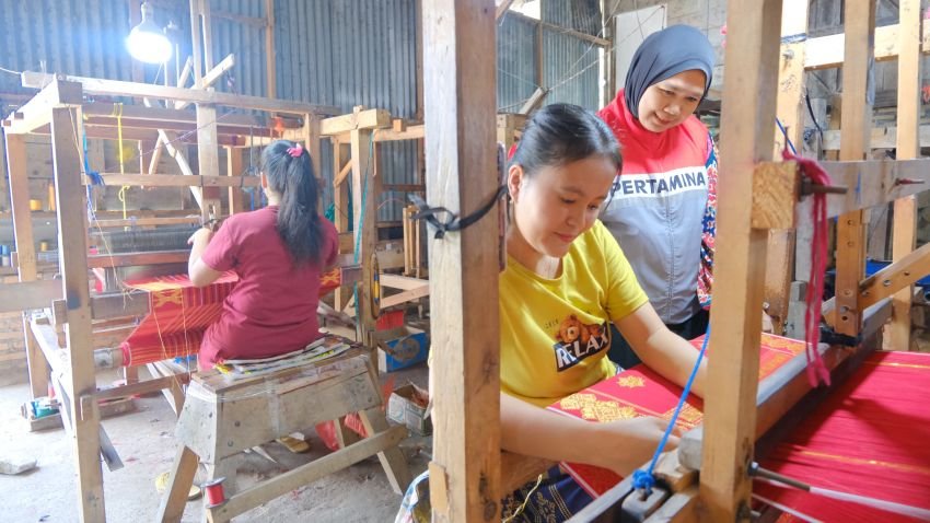 Pertamina Sumbagut Dukung Sakkamadeha Kembangkan Tenun Ulos sebagai Kekuatan Ekonomi Kreatif Berkelanjutan