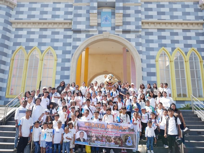 Maruli Siahaan  memerangkatkan Anak Sekolah Minggu HKBP Karya Pembangunan Wisata Rohani ke Hill Park