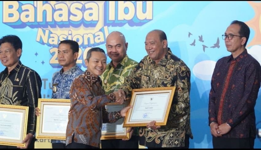 Bupati Langkat Raih Penghargaan Revitalisasi Bahasa Daerah dari Kemendikdasmen