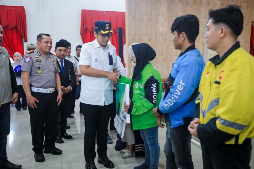 Rico Waas Serahkan Kartu BPJS Ketenagakerjaan Untuk Ribuan Driver