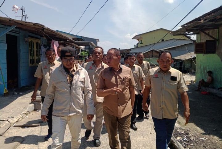 Anggota DPR-RI Komisi XIII, Kombes Pol (Purn) Dr. Maruli Siahaan Sambangi Warga Miskin Pangihutan Nainggolan di Belawan