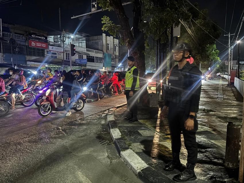 Dalam Kondisi Blackout Sumatera, Brimob Sumut Tetap Siaga  Bantu Atur Lalin Jaga Kamtibmas  Kota Medan