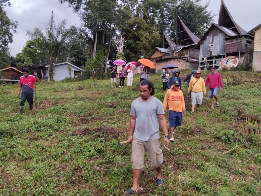 Keturunan Op Juliamin Malau Pasang Kembali Plank Tanah di Lumban Bao Sosorbulu