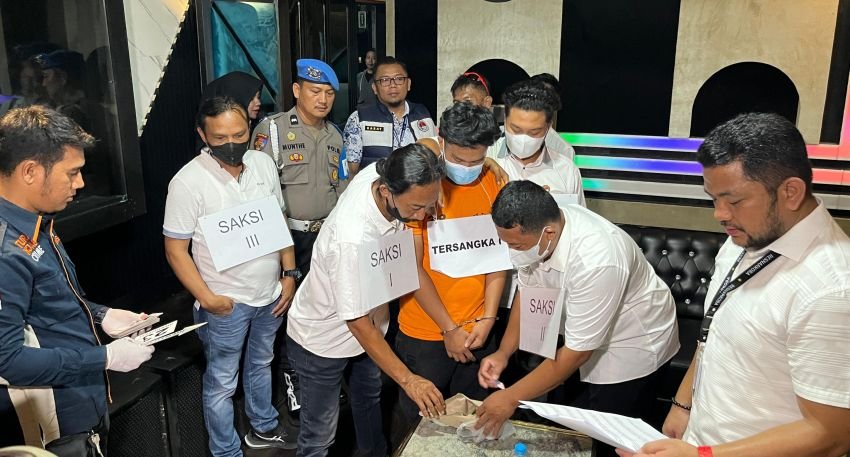 Polrestabes Medan Pra Rekontruksi Peredaran Narkoba di Phantom KTV : Ditemukan Miras Palsu