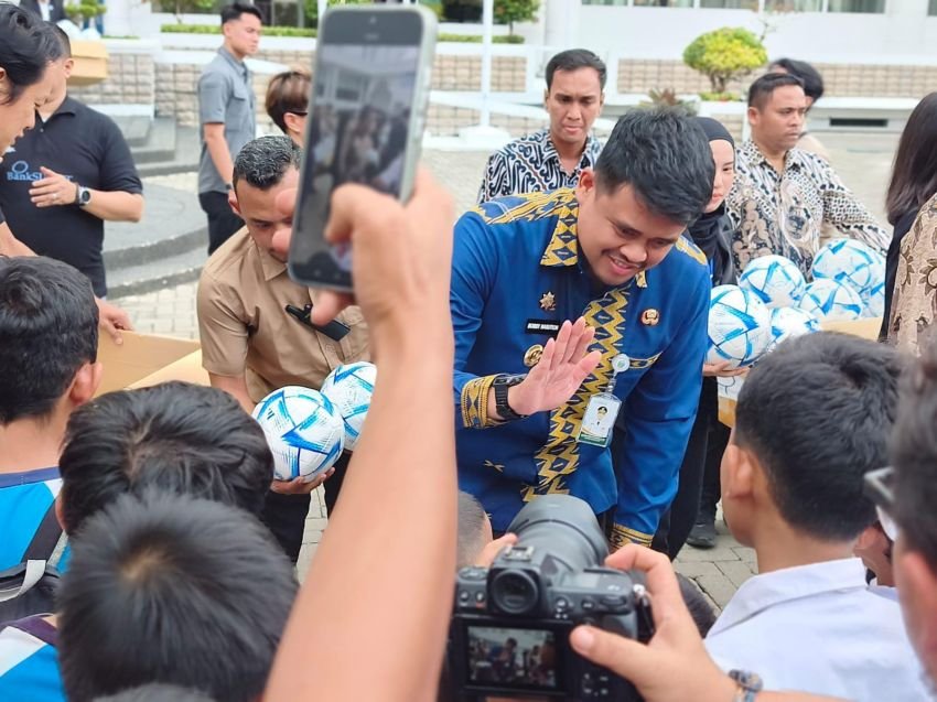 Pemprovsu Berbagi Bola Gratis Dukung Fondasi Calon Atlet Sepak Bola Nasional