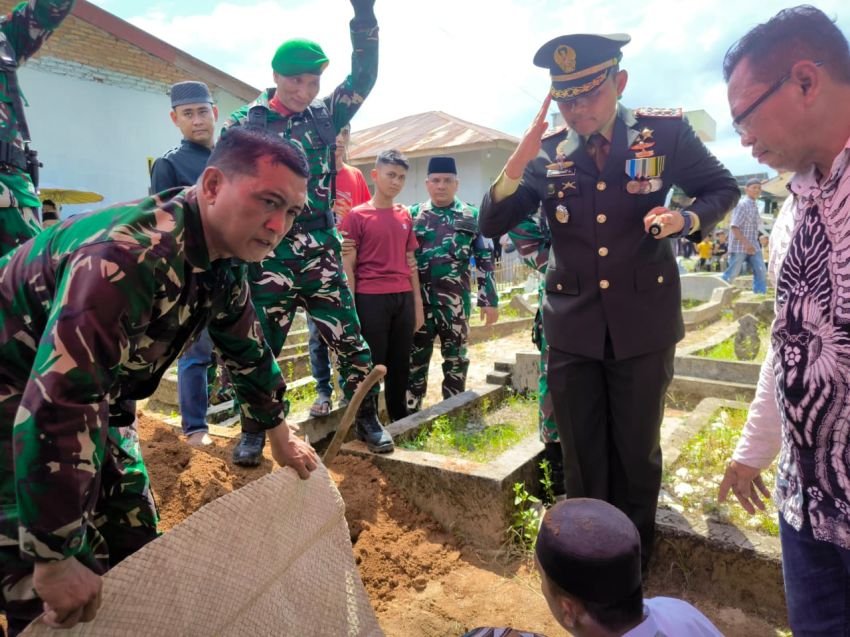 Pimpin Prosesi Pemakaman Dandim 0209/LB Beri Penghormatan Terakhir kepada Serda Edi Sofian
