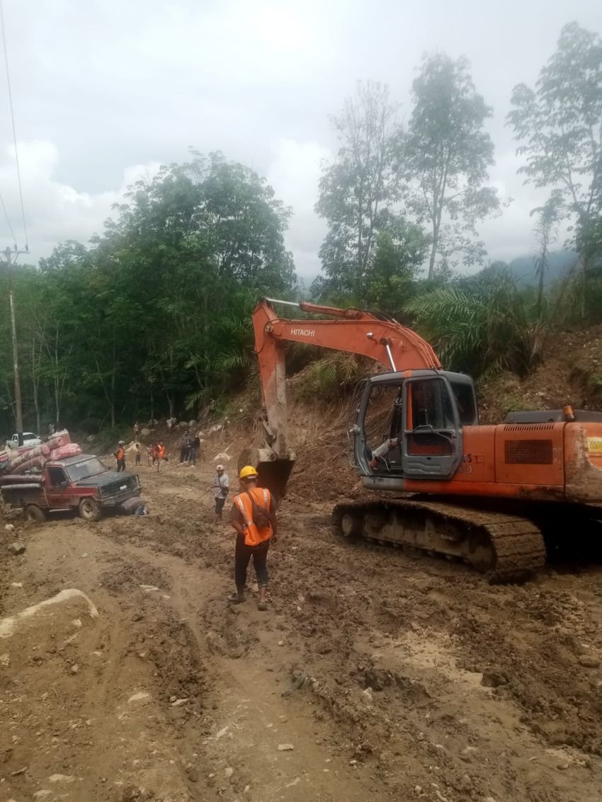 Operator Proyek Jalan Sipiongot&ndash;Sibio Bio Bantu Mobil Pedagang Tergelincir