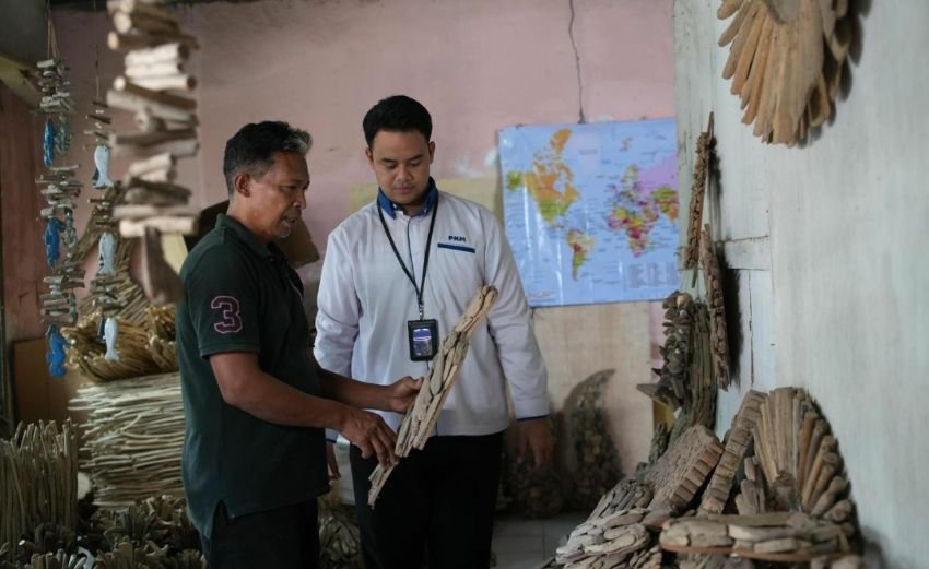 Limbah Kayu Pantai Disulap Jadi Kerajinan Bernilai Ekspor oleh Wayan,
