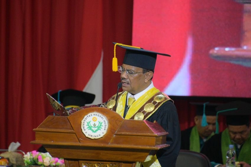 Rektor Unimed Wisuda 899 Lulusan Program Doktor, Magister, Insinyur, Sarjana dan Diploma