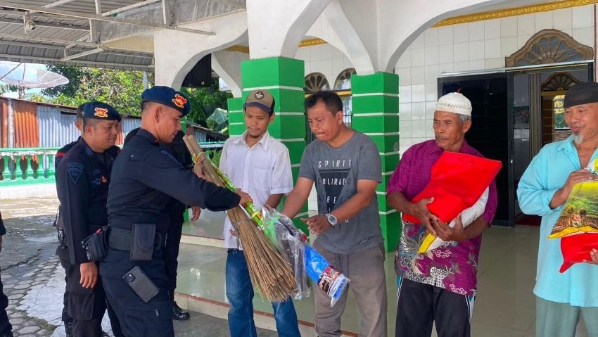 Jumat Berkah Brimob Sumut di Masjid Darul Azhar, Wujud Kepedulian Lewat Gotong Royong dan Berbagi