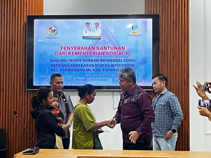 Wabup Taput Deni Lumbantoruan Serahkan Santunan Kematian Kemensos Korban Kebakaran Hutatinggi