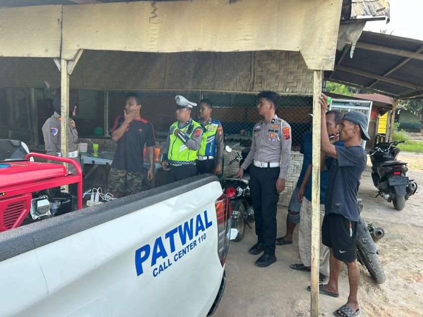 Saat Listrik Padam, Sat Lantas Polres Labusel Jadi Penyelamat Komunikasi Pengendara