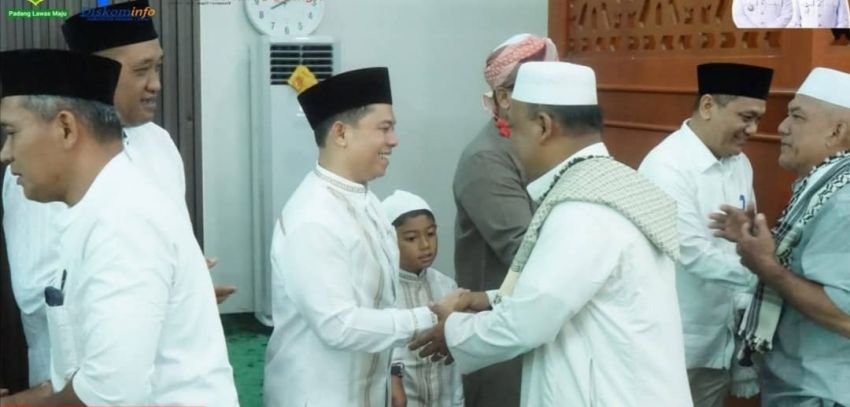 Bupati Padang Lawas Laksanakan Sholat Idul Adha dan Serahkan Satu Ekor Hewan Kurban