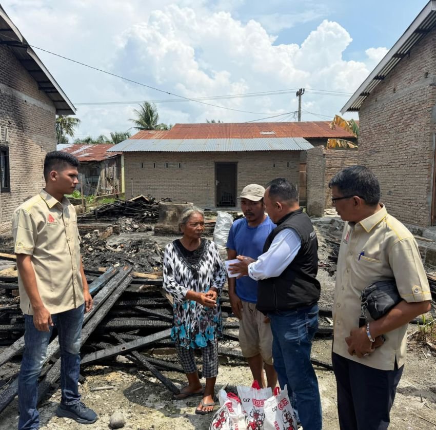 Dua Warga Korban Kebakaran Rumah Di Sergai Terima Bantuan Dari Maruli Siahaan