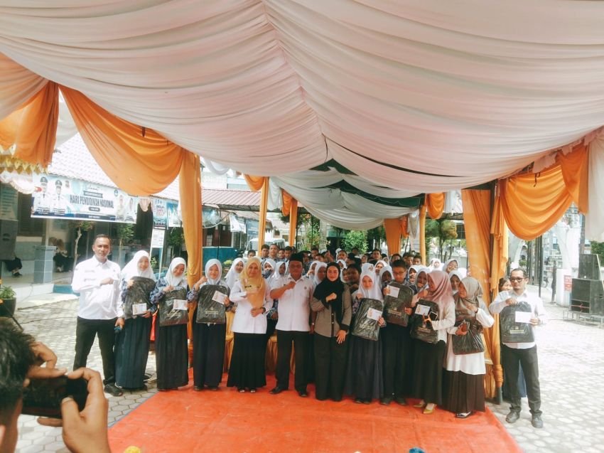Menanamkan Nilai Luhur Pancasila: Hj. Chairinnisa B. Bawa Wawasan Kebangsaan ke SMPN 1 Tanjungbalai