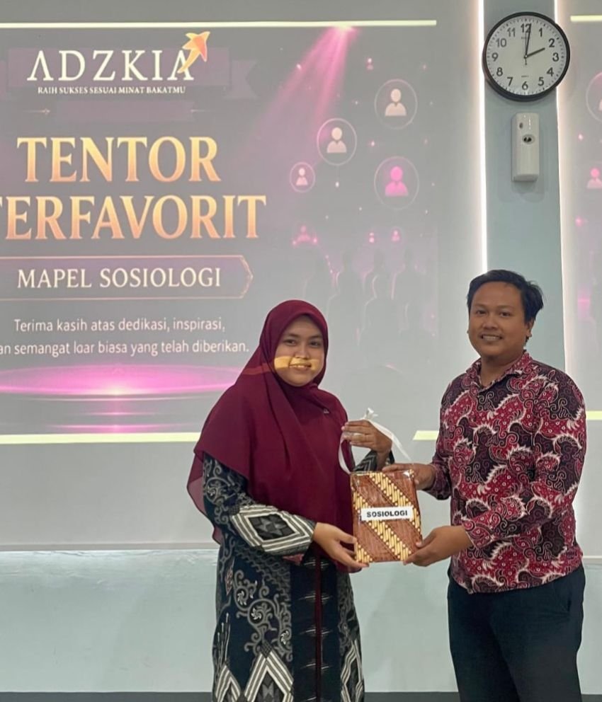 Alhamdulillah ! Andi Zulkifli Tirta SPd Terima Penghargaan Tentor Terfavorit Sosiologi dari Bimbel Adzkia