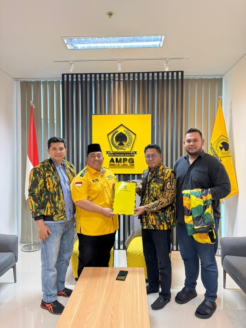 Ketum PP AMPG Serahkan SK Sekjen Hasil Revitalisasi Kepengurusan