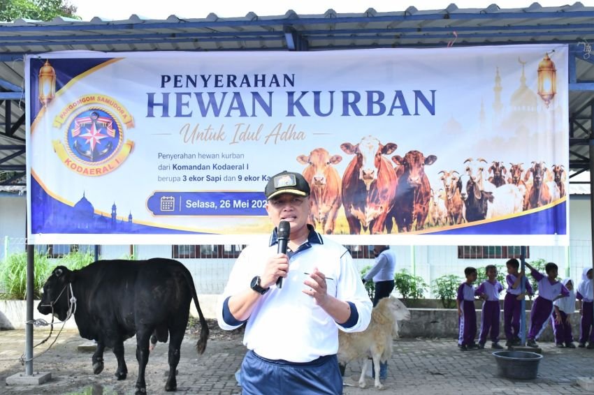 &lrm;Semangat Berbagi Di Hari Raya, Dan Kodaeral I Serahkan Hewan Qurban Untuk Masyarakat dan Prajurit
