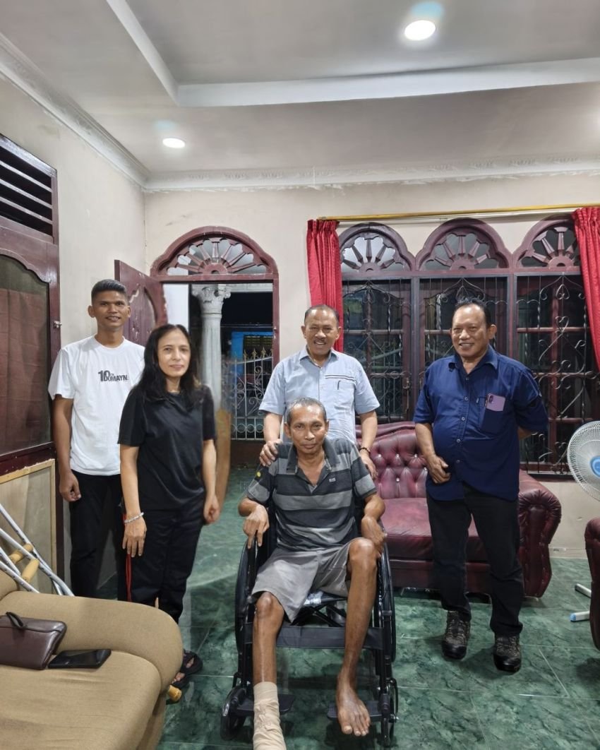 Maruli Siahaan Berikan Kursi Roda Kepada Konstituennya Di Medan Perjuangan
