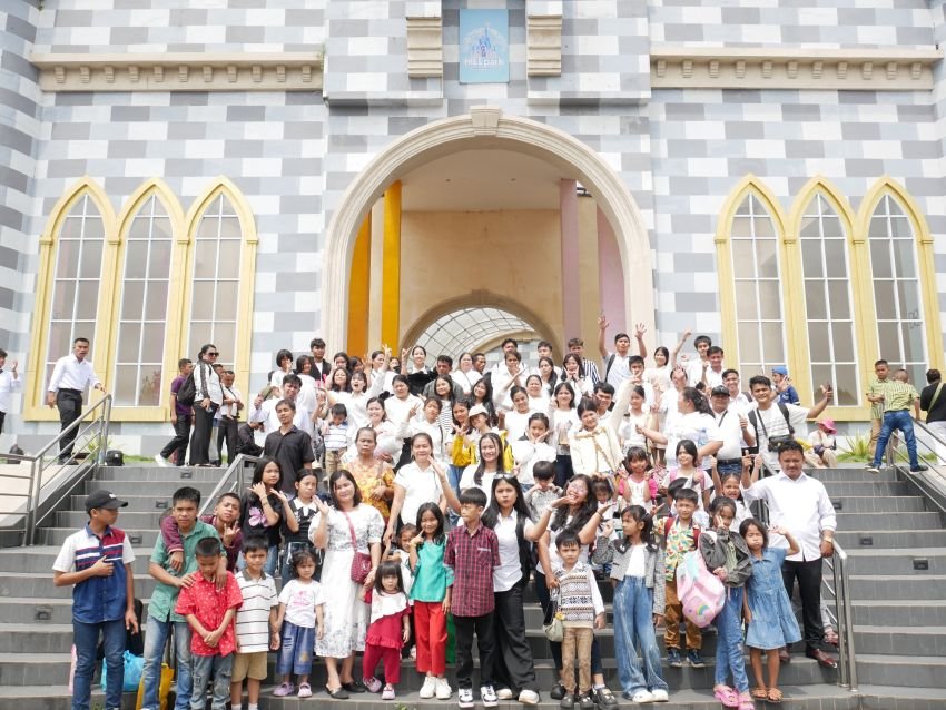 Dukung Pembinaan Iman, Maruli Siahaan Berangkatkan Wisata Rohani Sekolah Minggu GSKI Jemaat Peduli Kasih dan GKKI Jemaat Laskar Kristus Simalingkar