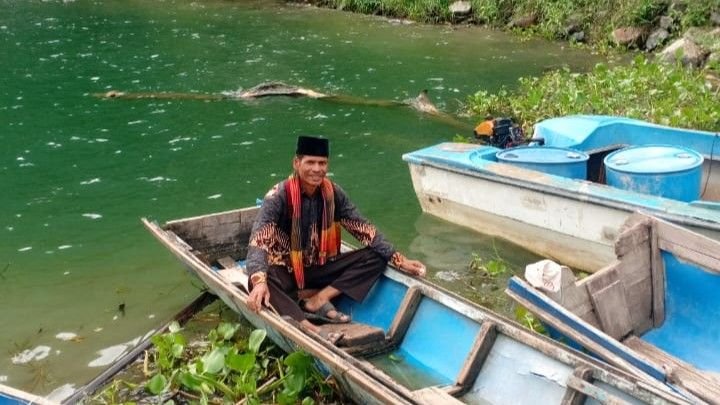 Dedikasi Ali Pakpahan, Seberangi Danau Toba Demi Penyuluhan Agama di Desa Sibaruang