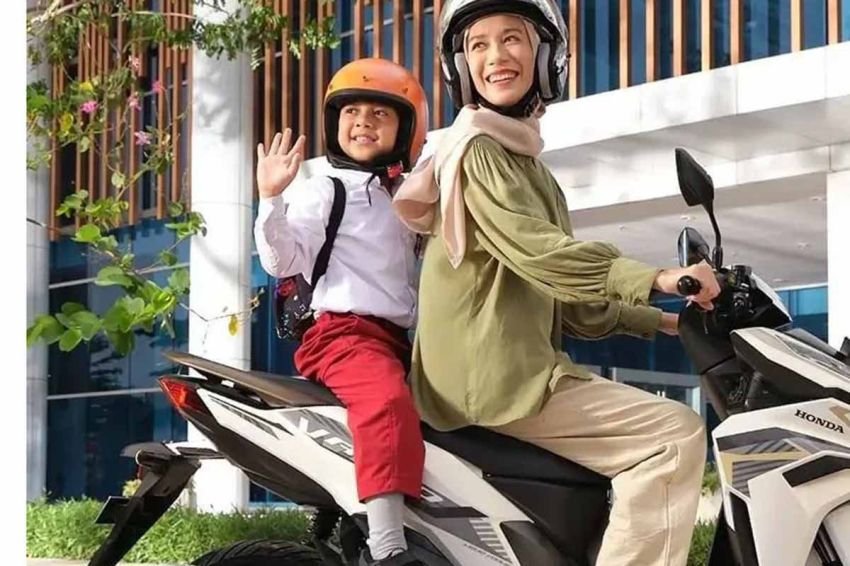 Bolehkah Membonceng Anak di Posisi Depan? Simak Tips Cari Aman Berikut