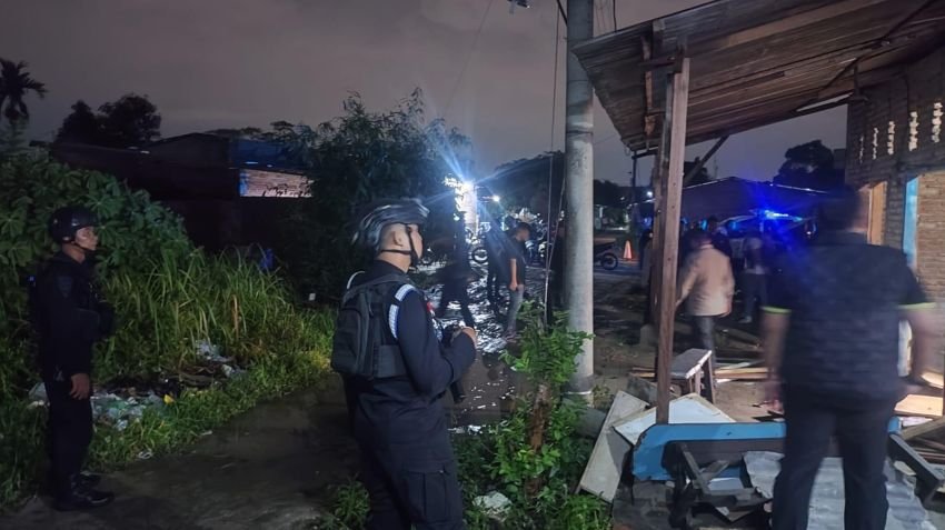 Brimob Polda Sumut Diturunkan Gerebek  Lokasi Terindikasi Narkoba  Jermal