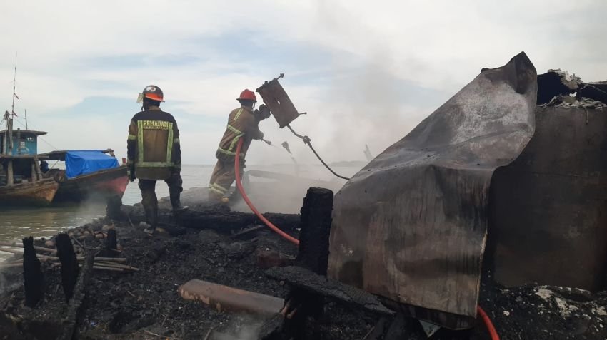 Empat Kapal Ikan Terbakar di Pelabuhan Gabion Belawan, Respon Cepat Kodaeral I Bantu Padamkan Api