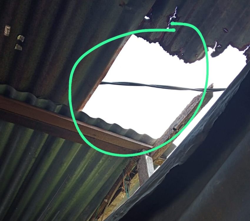 4 Hari Kabel Listrik Jatuh ke Atap Seng Rumah Warga Tak Ditangani : Apa PLN Medan Tunggu Korban Jiwa...?