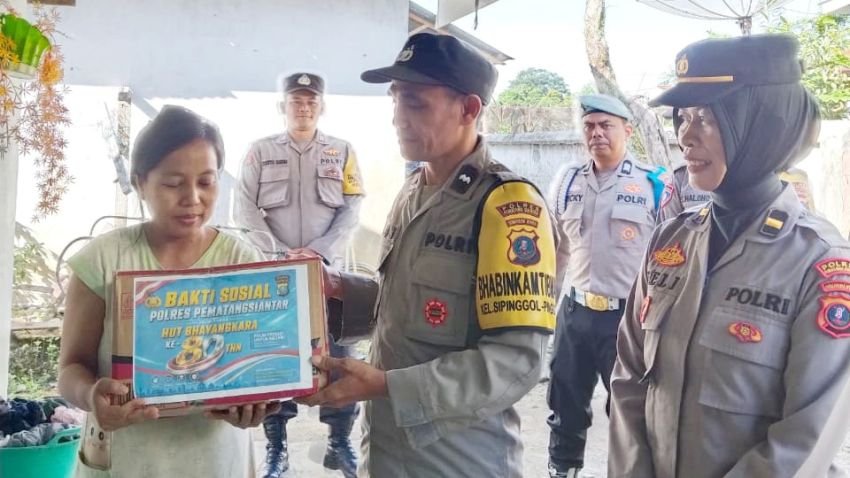 Wujud Polri Humanis, Kapolsek Raja Kaya Haloho Berbagi Kepedulian kepada Warga Siantar Barat