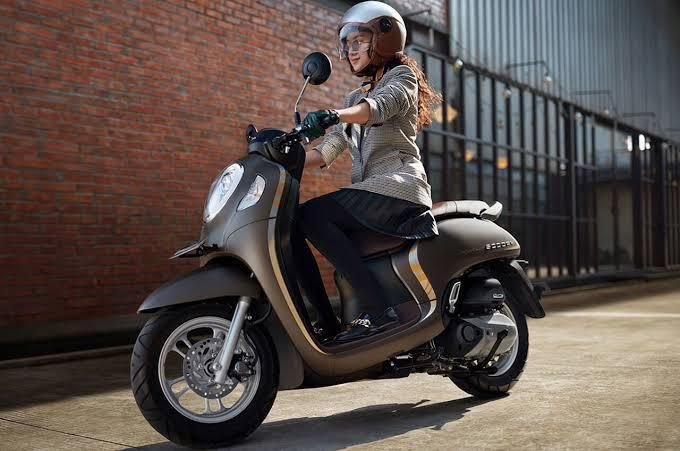 Amankah Menggunakan High Heels Saat Naik Motor?