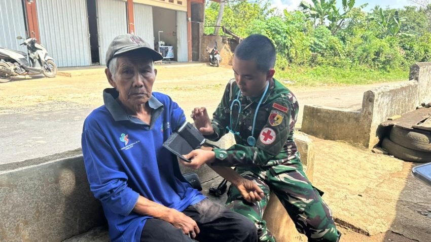 Yonif TP 951/Pandeka Marapi Gelar Dukungan Kesehatan Keliling bagi Masyarakat