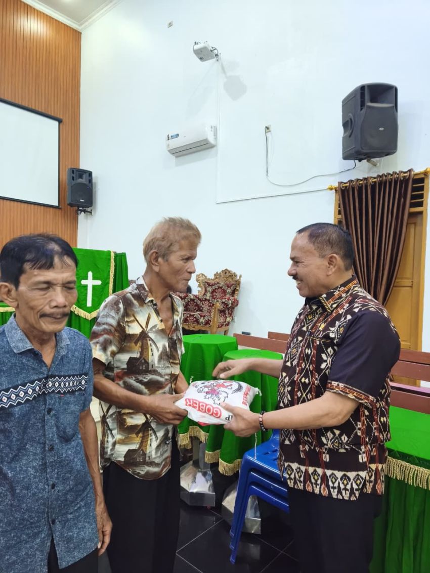 Maruli Siahaan Beri Bantuan Kepada Warga Korban Puting Beliung Sei Semayang