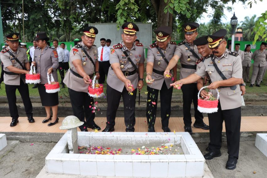 Ziarah dan Tabur Bunga di Makam Pahlawan Kisaran, Polres Batu Bara dan Polres Asahan Kenang Jasa Para Pahlawan Jelang Hari Bhayangkara Ke-80