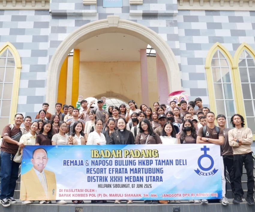 Dukung Pembinaan Karakter dan Spritual Generasi Muda, Maruli Siahaan Berangkatkan Wisata Rohani Remaja Naposobulung HKBP Taman Deli Martubung