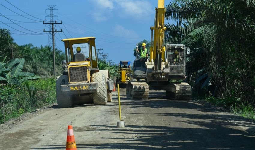 Puluhan Tahun Rusak, Jalan Strategis di Labuhanbatu Diperbaiki dan Diperlebar Bobby Nasution