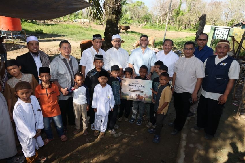 Telkom bersama Ponpes Fajrussalam Salurkan Hewan Kurban untuk Masyarakat Aceh Tamiang