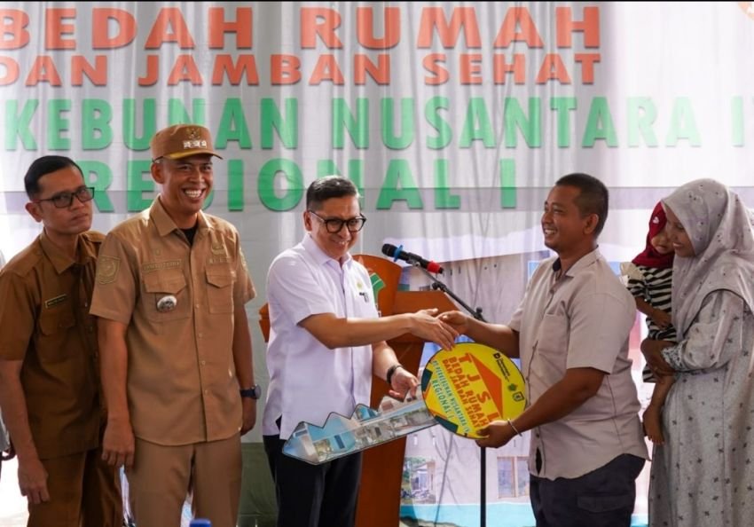 Bawa Dampak Positif Berkelanjutan, PTPN IV Regional I Serahkan Bantuan Rumah & Jamban Sehat