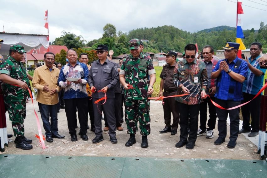 Pangdam I-BB Bersama Bupati Taput Resmikan Jembatan Aek Haidupan Siualuompu Tarutung
