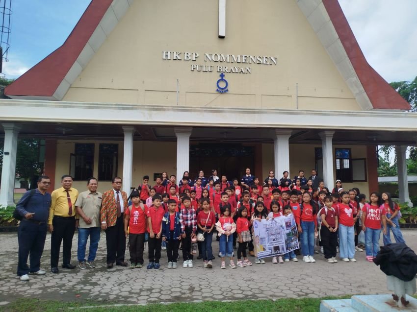 Dukung Pembinaan Generasi Muda Gereja, Maruli Siahaan Berangkatkan Anak Sekolah Minggu HKBP Nomensen Pulu Brayan Wisata Rohani