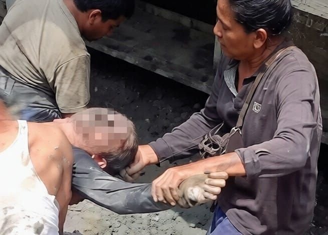 Seorang Pria Tewas Tertimpa Kapal Kayu yang Sedang Diperbaiki di Tanjung Tiram &lrm;
