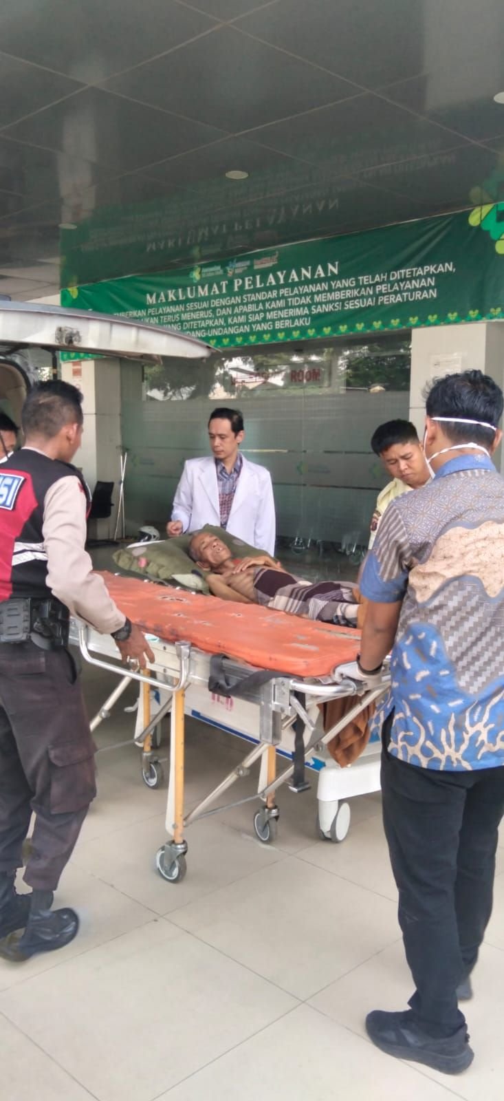 Beat Patroli Presisi Polsek Medan Sunggal Polrestabes Medan Temukan Warta Tak DIkenal Pingsan di Pinggir Jalan
