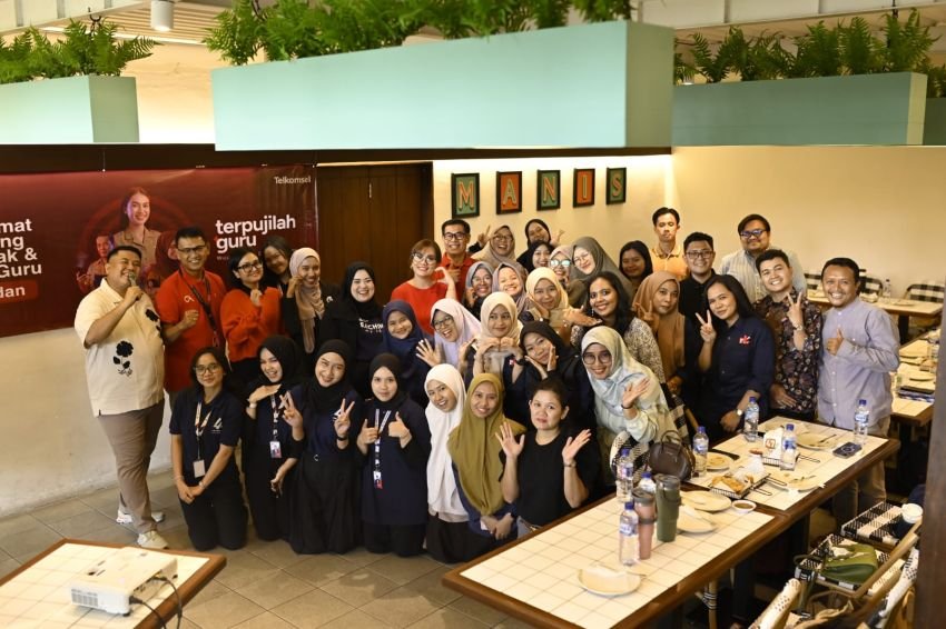 Dari Papan Tulis ke Konten Kreatif dan Pakai AI di Kelas, Terpujilah GURU Telkomsel Naikkan Level 1.000 Tenaga Pendidik di Indonesia