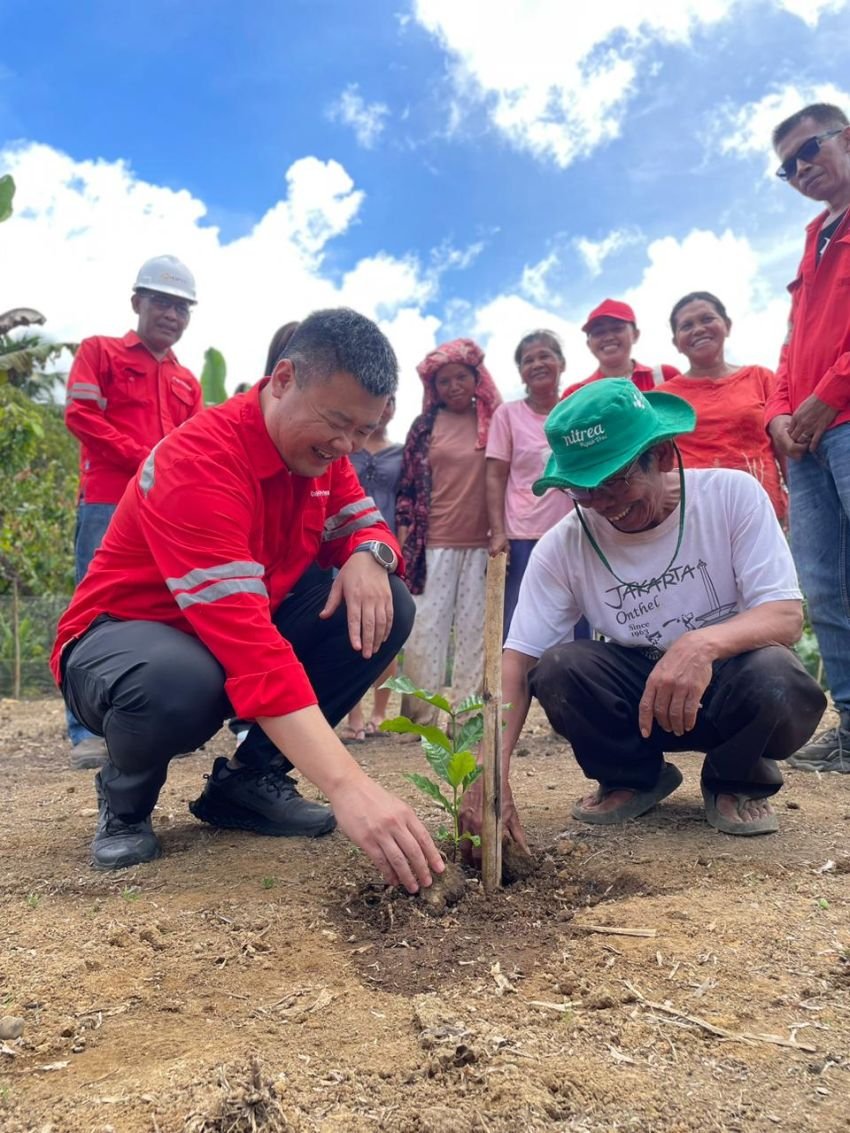Sambut World Environment Day, PT DPM Serahkan Bibit Kopi dan Kemiri Kepada Petani
