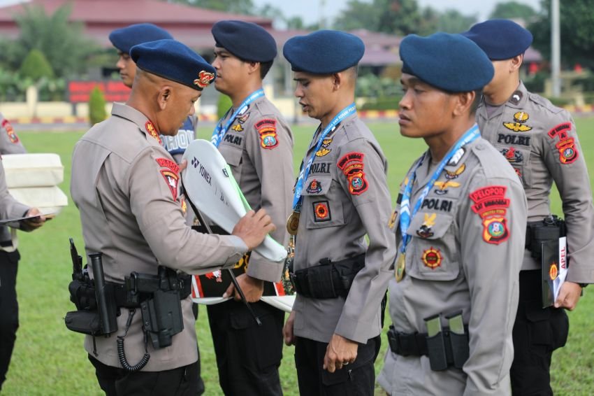 Dansat Brimob Polda Sumut Berikan Penghargaan Personil Berprestasi