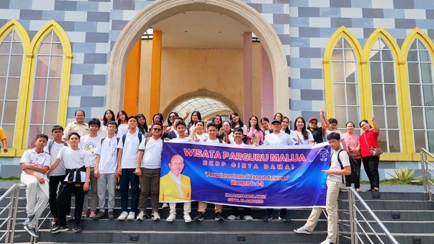 Maruli Siahaan Kembali Berangkatkan Wisata Rohani Parguru Malua HKBP Cinta Damai