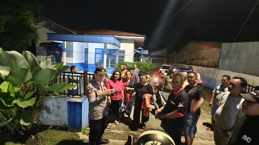 Tengah Malam Puluhan Masyarakat Serbu Rumah Dinas Camat Deli Tua, Tuding Camat Tak Laksanakan Perintah Bupati dan Beking Pedagang Liar